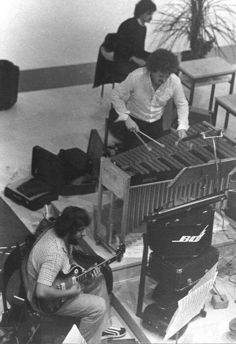 Das Jazzzwio von oben fotografiert: Werner Pirchner am Vibraphon, vorn Harry Pepl an seiner Gibson Les Paul, beide ins Spiel vertieft; Ort und Jahr sind nicht überliefert, vermutlich 1980er Jahre. Vorn links Harry Pepl, dahinter Werner Pirchner; wer ganz hinten sitzt, ist unbekannt.