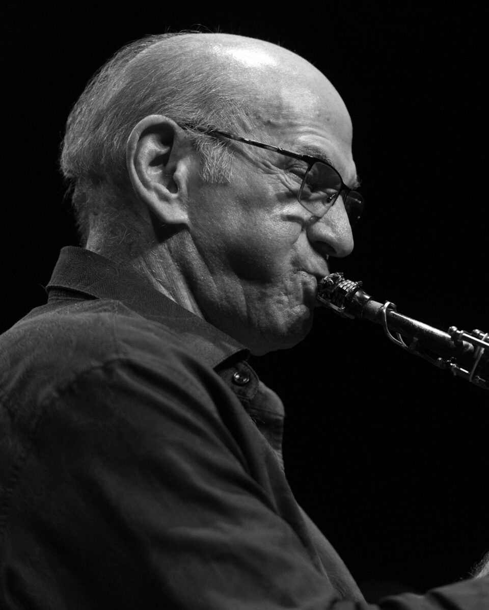 Dave Liebman beim Spielen des Saxofons, Schwarzweißfoto.